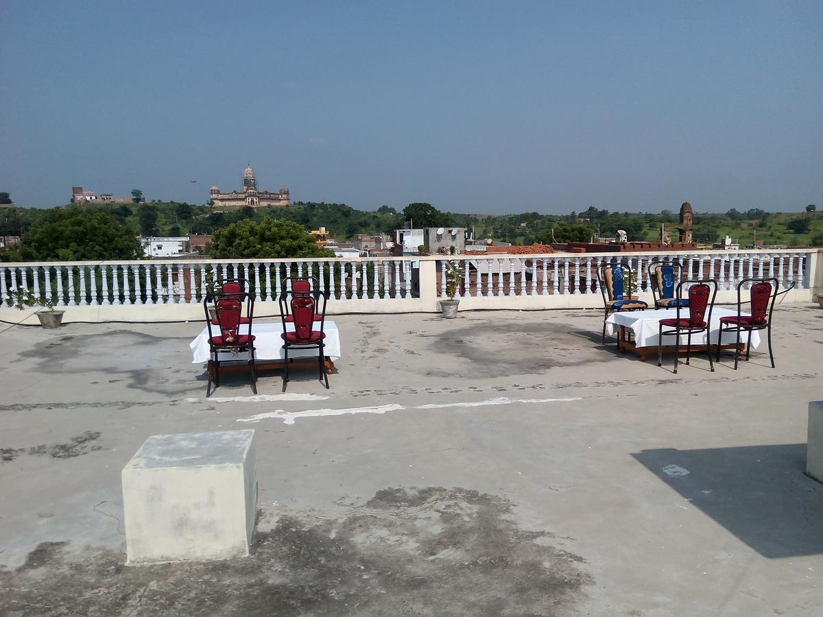 Hotel Shri Mahant Orchha 5 Mint Walking From Ram Raja Temple Exterior foto